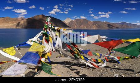 Drapeaux de prière bouddhistes volant à Pangong tso (lac).C'est un immense lac dans l'Himalaya situé à la frontière de l'Inde et de la Chine.Lacs s'étend jusqu'au Tibet. Banque D'Images