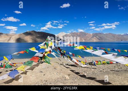 Drapeaux de prière bouddhistes volant à Pangong tso (lac).C'est un immense lac dans l'Himalaya situé à la frontière de l'Inde et de la Chine.Lacs s'étend jusqu'au Tibet. Banque D'Images