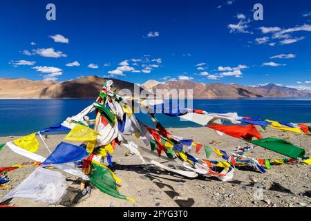 Drapeaux de prière bouddhistes volant à Pangong tso (lac).C'est un immense lac dans l'Himalaya situé à la frontière de l'Inde et de la Chine.Lacs s'étend jusqu'au Tibet. Banque D'Images