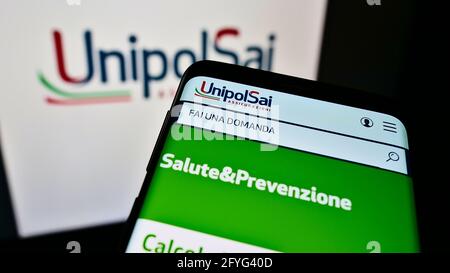 Téléphone portable avec site Internet de la société financière italienne UnipolSai Assicurazioni spa. Sur écran devant le logo. Faites la mise au point dans le coin supérieur gauche de l'écran du téléphone. Banque D'Images