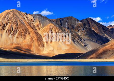 Réflexion des montagnes sur le tso de Pangong (lac) avec ciel bleu en arrière-plan. Il est immense lac dans Ladakh, il est de 134 km de long et s'étend de l'Inde à Tibe Banque D'Images