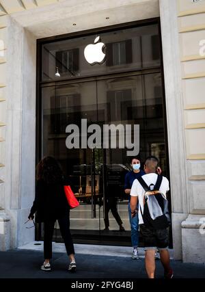 Rome, Italie. 27 mai 2021. Nouvel Apple Store via Del Corso à Rome. La nouvelle Apple Store via Del Corso ouvre aujourd'hui au Palazzo Marignoli, construit à la fin du XIXe siècle dans le centre de Rome. (Photo par Andrea Ronchini/Pacific Press) crédit: Pacific Press Media production Corp./Alay Live News Banque D'Images