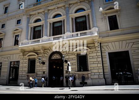 Rome, Italie. 27 mai 2021. Nouvel Apple Store via Del Corso à Rome. La nouvelle Apple Store via Del Corso ouvre aujourd'hui au Palazzo Marignoli, construit à la fin du XIXe siècle dans le centre de Rome. (Photo par Andrea Ronchini/Pacific Press) crédit: Pacific Press Media production Corp./Alay Live News Banque D'Images