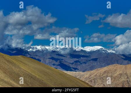 Vue aérienne des sommets enneigés, paysage de Leh ladakh, lumière et ombre, Jammu-et-Cachemire, Inde Banque D'Images