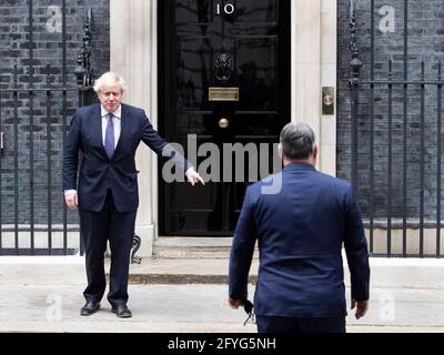 Le Premier ministre britannique Boris Johnson accueille le Premier ministre hongrois Viktor Mihály Orbán au 10 Downing Street le 28 mai 2021, alors qu’il est interrogé par la presse. Banque D'Images