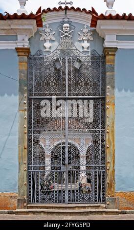 Porte du cimetière (1836) à Sao Joao del Rei, Brésil Banque D'Images