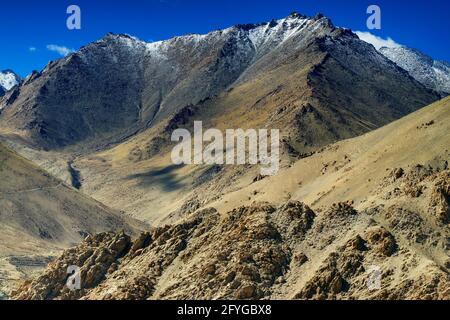 Vue aérienne des sommets enneigés, paysage de Leh ladakh, lumière et ombre, Jammu-et-Cachemire, Inde Banque D'Images