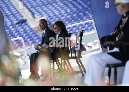 Annapolis, États-Unis d'Amérique. 28 mai 2021. Le vice-président des États-Unis, Kamala Harris, prononce le discours d'ouverture de la cérémonie de remise des diplômes et de mise en service de la United States Naval Academy Class of 2021 qui s'est tenue au Navy-Marine corps Memorial Stadium à Annapolis, Maryland, le vendredi 28 mai 2021. Crédit: Alex Edelman/Pool/Sipa USA crédit: SIPA USA/Alay Live News Banque D'Images