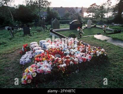 COUNTY FERMANAGH, ROYAUME-UNI - OCTOBRE 1980, couronnes florales sur RUC, Royal Ulster Constabulary, tombe du policier qui a été abattu par l'IRA, Irlande du Nord, années 1970 Banque D'Images