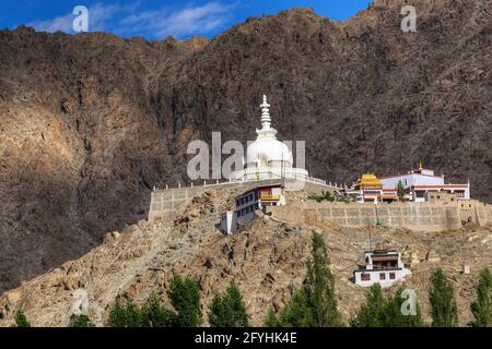 Shanti Stupa avec vue sur la montagne himalayenne en arrière-plan, Leh, Ladakh, Jammu et Cachemire, Inde Banque D'Images