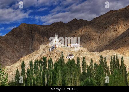 Shanti Stupa avec vue sur la montagne himalayenne et le ciel bleu en arrière-plan, Ladakh, Jammu et Cachemire, Inde Banque D'Images