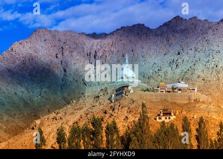 Shanti Stupa avec vue sur la montagne himalayenne et le ciel bleu en arrière-plan, Ladakh, Jammu et Cachemire, Inde Banque D'Images