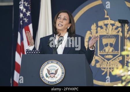 Annapolis, États-Unis d'Amérique. 28 mai 2021. Le vice-président des États-Unis, Kamala Harris, prononce le discours d'ouverture de la cérémonie de remise des diplômes et de mise en service de la United States Naval Academy Class of 2021 qui s'est tenue au Navy-Marine corps Memorial Stadium à Annapolis, Maryland, le vendredi 28 mai 2021. Crédit: Alex Edelman/Pool/Sipa USA crédit: SIPA USA/Alay Live News Banque D'Images