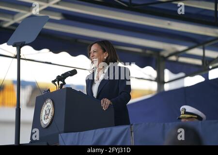 Annapolis, États-Unis d'Amérique. 28 mai 2021. Le vice-président des États-Unis, Kamala Harris, prononce le discours d'ouverture de la cérémonie de remise des diplômes et de mise en service de la United States Naval Academy Class of 2021 qui s'est tenue au Navy-Marine corps Memorial Stadium à Annapolis, Maryland, le vendredi 28 mai 2021. Crédit: Alex Edelman/Pool/Sipa USA crédit: SIPA USA/Alay Live News Banque D'Images