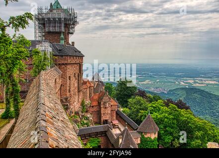 Le château du Haut Koenigsbourg pendant les travaux de restauration de la tour Don Jon. Le château est situé sur la montagne de Stophanberch, en Alsace, en France Banque D'Images