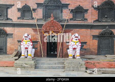 Des statues de lion blanc gardent la maison Kumari à Durbar Square, Katmandou, Népal. Le Kumari est pensé pour être une déesse vivante. Banque D'Images