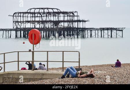 Brighton UK 28 mai 2021 - les visiteurs apprécient une journée chaude sur la plage de Brighton alors que les gens commencent à arriver pour le week-end de vacances Bank avec des prévisions météorologiques plus chauds et ensoleillés les prochains jours au Royaume-Uni avec des températures qui devraient atteindre plus de 20 degrés dans le sud-est : Credit Simon Dack / Alamy Live News Banque D'Images