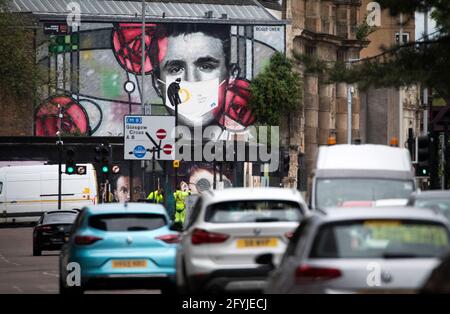 Une fresque représentant Charles Rennie Mackintosh portant un masque protecteur dans le centre-ville de Glasgow. Le premier ministre Nicola Sturgeon a annoncé que Glasgow restera dans le confinement de niveau trois, car les cas demeurent élevés dans la ville. Date de la photo: Vendredi 28 mai 2021. Banque D'Images