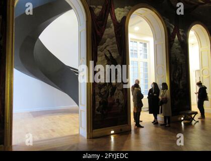 Paris, France. 25 mai 2021. Vue de la salle de bal Wedel sur l'escalier nouvellement conçu du musée Carnavalet, qui ouvrira ses portes le 29.05.2021 après plus de quatre ans de travaux de rénovation et de transformation. Elle est dédiée à l'histoire de la capitale française - à partir de ses origines, qui remontent à plus de 2000 ans, jusqu'à nos jours. Fondé en 1880, c'est le plus ancien musée de la ville. Credit: Sabine Glaubitz/dpa/Alay Live News Banque D'Images