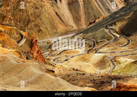 Vue aérienne de la route Zigzag - connue sous le nom de route jilabi sur l'ancienne route de Leh Srinagar, Ladakh, Jammu et Cachemire, Inde Banque D'Images