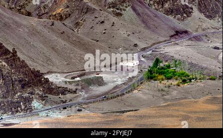 Paysage rocheux aérien panoramique de la ville de Leh avec montagnes himalayenne en arrière-plan, Ladakh, Jammu et Cachemire, Inde Banque D'Images