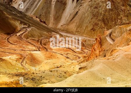 Vue aérienne de la route Zigzag - connue sous le nom de route jilabi sur l'ancienne route de Leh Srinagar, Ladakh, Jammu et Cachemire, Inde Banque D'Images