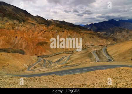 Vue aérienne de la route Zigzag - connue sous le nom de route jilabi sur l'ancienne route de Leh Srinagar, Ladakh, Jammu et Cachemire, Inde Banque D'Images