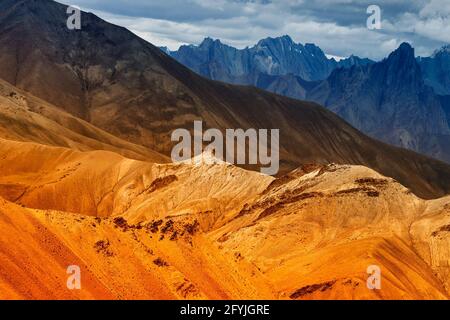 Belles roches colorées de Moonland, paysage Leh, Jammu Cachemire, Inde.Le Moonland, qui fait partie de la montagne himalayenne, est célèbre pour ses rochers comme la lune. Banque D'Images