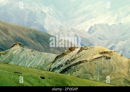 Belles roches colorées de Moonland, paysage Leh, Jammu Cachemire, Inde.Le Moonland, qui fait partie de la montagne himalayenne, est célèbre pour ses rochers comme la lune. Banque D'Images