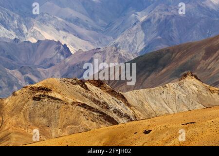 Belles roches colorées de Moonland, paysage Leh, Jammu Cachemire, Inde.Le Moonland, qui fait partie de la montagne himalayenne, est célèbre pour ses rochers comme la lune. Banque D'Images