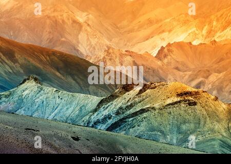 Belles roches colorées de Moonland, paysage Leh, Jammu Cachemire, Inde.Le Moonland, qui fait partie de la montagne himalayenne, est célèbre pour ses rochers de lune. Banque D'Images