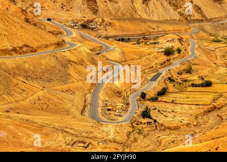 Vue aérienne de la route Zigzag - connue sous le nom de route jilabi sur l'ancienne route de Leh Srinagar, Ladakh, Jammu et Cachemire, Inde Banque D'Images