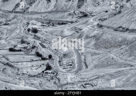 Vue aérienne de la route Zigzag - connue sous le nom de route jilabi sur l'ancienne route de Leh Srinagar, Ladakh, Jammu et Cachemire, Inde.Belle image en noir et blanc. Banque D'Images