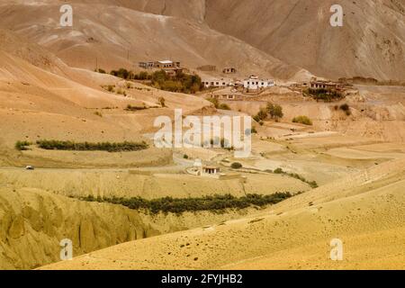 Vue aérienne de la route Zigzag - connue sous le nom de route jilabi sur l'ancienne route de Leh Srinagar, Ladakh, Jammu et Cachemire, Inde Banque D'Images