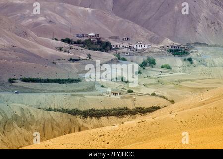 Vue aérienne de la route Zigzag - connue sous le nom de route jilabi sur l'ancienne route de Leh Srinagar, Ladakh, Jammu et Cachemire, Inde Banque D'Images