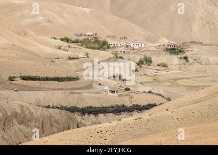 Vue aérienne de la route Zigzag - connue sous le nom de route jilabi sur l'ancienne route de Leh Srinagar, Ladakh, Jammu et Cachemire, Inde Banque D'Images