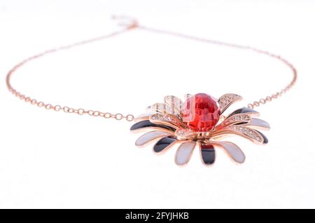 pendentif avec une fleur sur fond blanc Banque D'Images