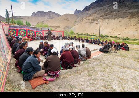 Mulbekh, Ladakh, Inde - 2 septembre 2014 : les ladakhi en robes traditionnelles, réunis pour un festival religieux.Arrière-plan de montagne de l'Himalaya. Banque D'Images