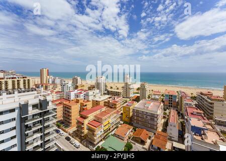 Vue panoramique en grand angle sur la plage urbaine de la côte méditerranéenne espagnole. Playa de Gandia, Valence, Espagne Banque D'Images