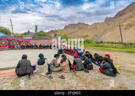 Mulbekh, Ladakh, Inde - 2 septembre 2014 : les ladakhi en robes traditionnelles, réunis pour un festival religieux.Arrière-plan de montagne de l'Himalaya. Banque D'Images