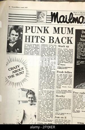 1977 Enregistrer les titres punk miroir Banque D'Images