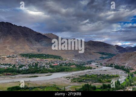 Vue de dessus de la rivière Indus et de la vallée de la ville de Kargil avec des montagnes de l'Himalaya et ciel bleu ciel nuageux en arrière-plan, Leh, Ladakh, Jammu et Cachemire, Inde Banque D'Images