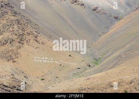 Le marquage indien sur la ligne de contrôle sur les montagnes himalaises, Vijay Diwas, signifie jour de victoire, à la mémoire de la guerre de Kargil gagnée par l'armée indienne sur le Pakistan Banque D'Images