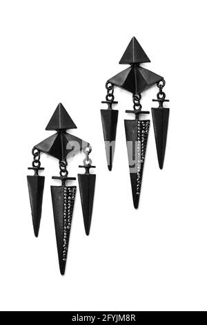 boucles d'oreilles noires en forme de cônes sur un blanc arrière-plan Banque D'Images