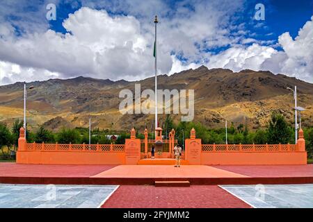 KARGIL, JAMMU-ET-CACHEMIRE / INDE - 1ER SEPTEMBRE 2014 : Vijay Rath Memorial , symbole de la victoire indienne dans la guerre de Kargil 1999 (opération Vijay), entre Paki Banque D'Images