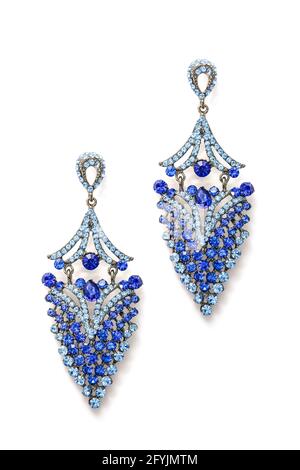 boucles d'oreilles avec pierres bleues isolées sur fond blanc Banque D'Images