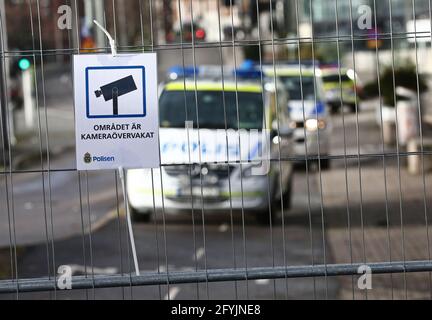 Signes indiquant qu'un endroit est surveillé par caméra par la police suédoise. Banque D'Images