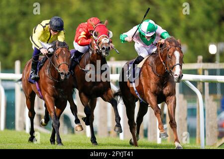 Carbone positif monté par le jockey Ray Dawson (à droite) gagne les offres de Paris whichbookie.co.uk handicap à Brighton Racecourse. Date de la photo: Vendredi 28 mai 2021. Banque D'Images