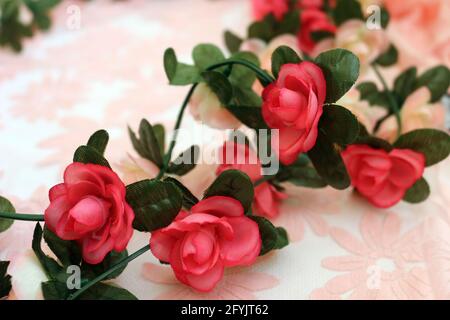 Roses en tissu rose sur fond floral Banque D'Images