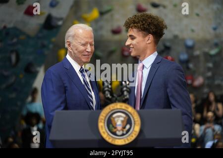 Alexandria, États-Unis d'Amérique. 28 mai 2021. Le président des États-Unis Joe Biden est présenté par Jacob Bosley, un jeune lycée de 17 ans de l'école secondaire de Lake Braddock dans le comté de Fairfax, en Virginie, avant son allocution au Sportrock Climbing Center à Alexandria, La Virginie célèbre les importants progrès réalisés par la Virginie dans la lutte contre la COVID-19, en partenariat avec l'Administration Biden-Harris, le vendredi 28 mai 2021. Crédit: Chris Kleponis/Pool/Sipa USA crédit: SIPA USA/Alay Live News Banque D'Images